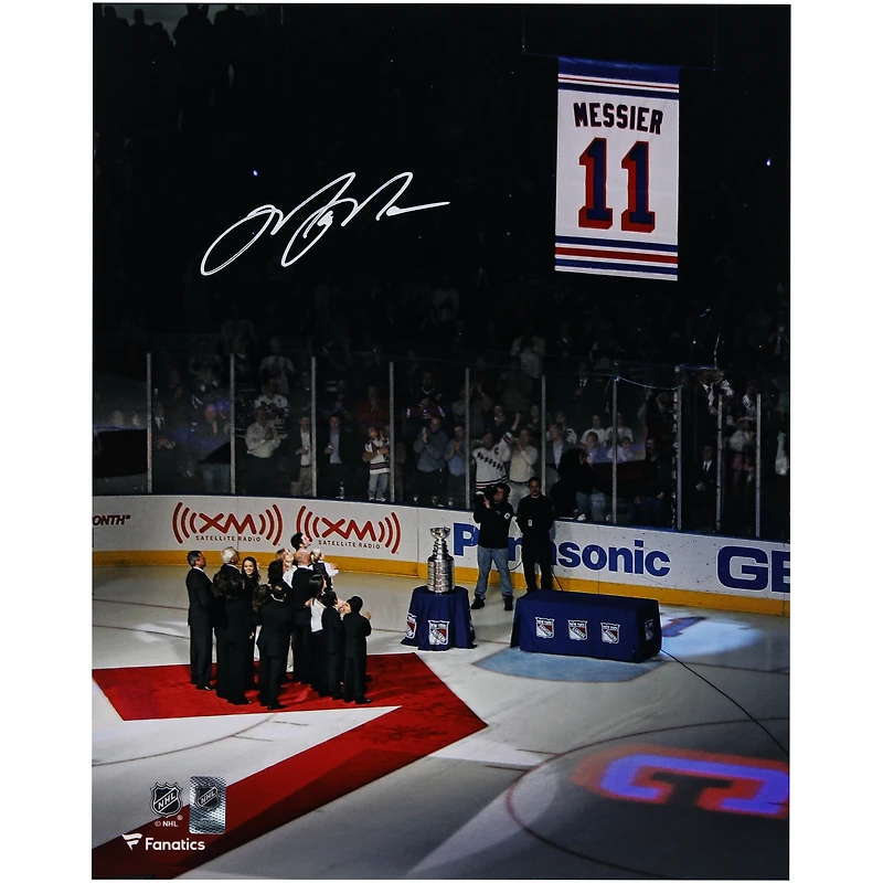 Photographie autographiée de Mark Messier des Rangers de New York lors de la levée d'une bannière 16" x 20"