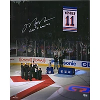 Photo dédicacée de Mark Messier, joueur des Rangers de New York, lors de la cérémonie de levée de la bannière pour son maillot retiré (16" x 20"), avec l'inscription « Dernier joueur à porter le numéro 11».