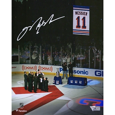 Photo de Mark Messier, joueur des New York Rangers, autographiée (8 x 10 pouces), lors de la cérémonie de retrait de son maillot (levée de la bannière).