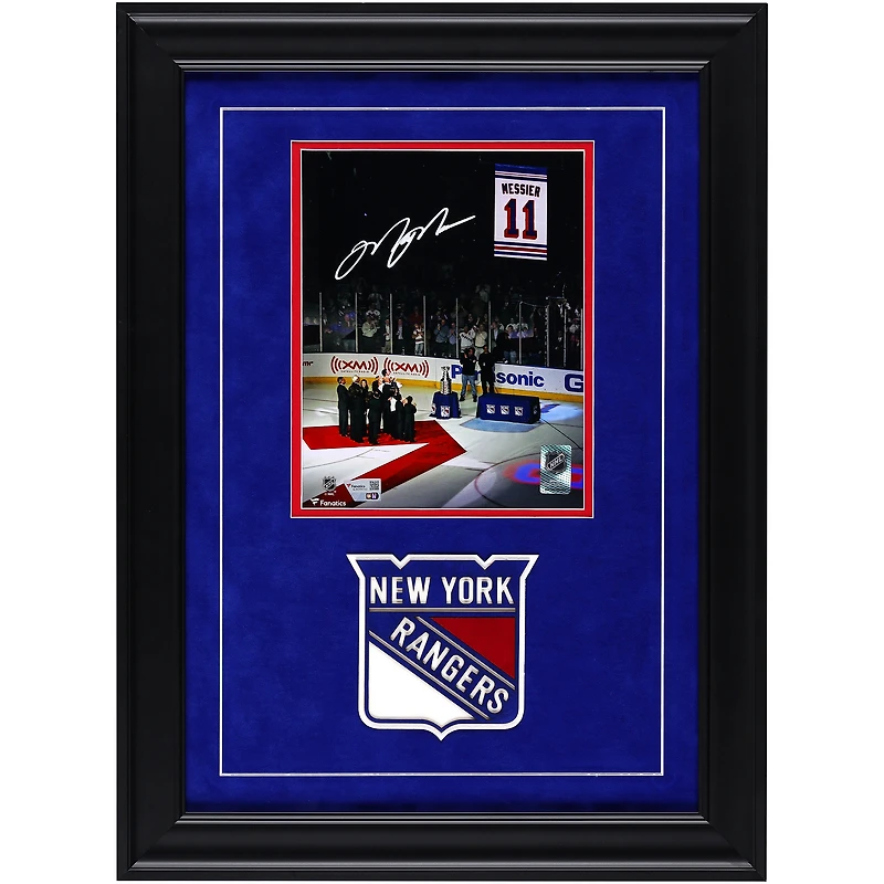 Photo encadrée de luxe autographiée par Mark Messier, joueur des Rangers de New York, lors de la levée de la bannière (8 x 10 pouces).