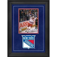 Photographie encadrée de luxe autographiée de 8'' x 10'' de Mark Messier des Rangers de New York célébrant le but de la Coupe Stanley