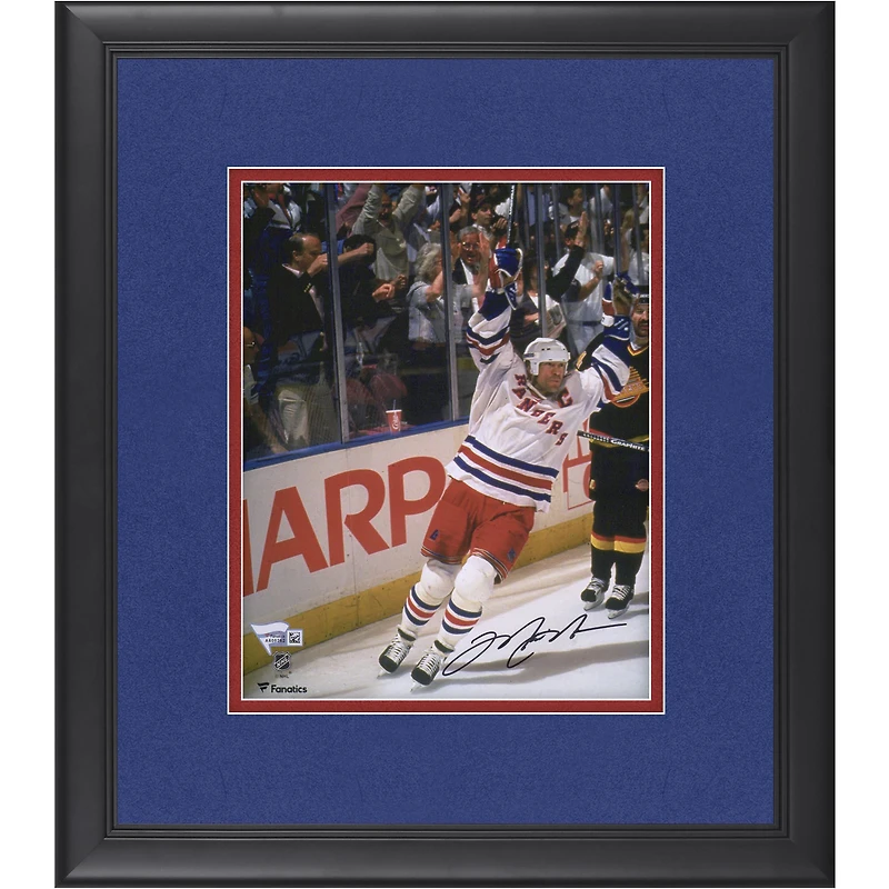 Photographie encadrée autographiée de 8'' x 10'' de Mark Messier des Rangers de New York célébrant un but de la Coupe Stanley