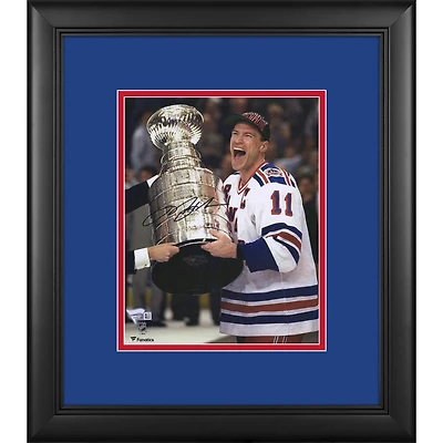 Photo encadrée et autographiée de Mark Messier, joueur des Rangers de New York, recevant la Coupe Stanley (8 x 10 pouces).