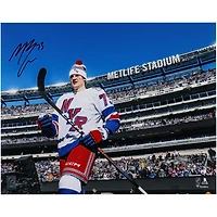 Photo d'avant-match de la Série des stades, autographiée par Matt Rempe, joueur des Rangers de New York (40,6 x 50,8 cm).