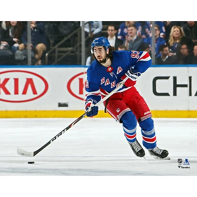 Photographie de patinage du maillot bleu non signé Mika Zibanejad des Rangers New York