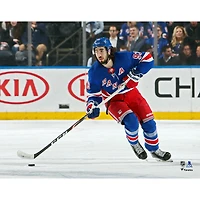 Photographie de patinage du maillot bleu non signé Mika Zibanejad des Rangers New York