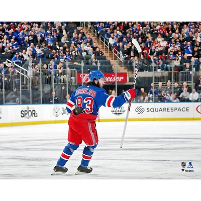 Photo non signée de Mika Zibanejad, Rangers New York, célébrant un but
