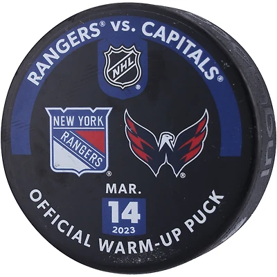 Rondelle utilisée à l'entraînement par les Rangers de New York lors de l'échauffement contre les Capitals de Washington le 14 mars 2023