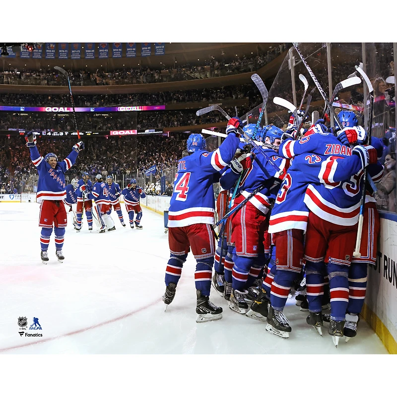 Photographie de célébration l'équipe non signée des Rangers New York pour le premier tour séries éliminatoires la Coupe Stanley 2022, match 7, prolongation