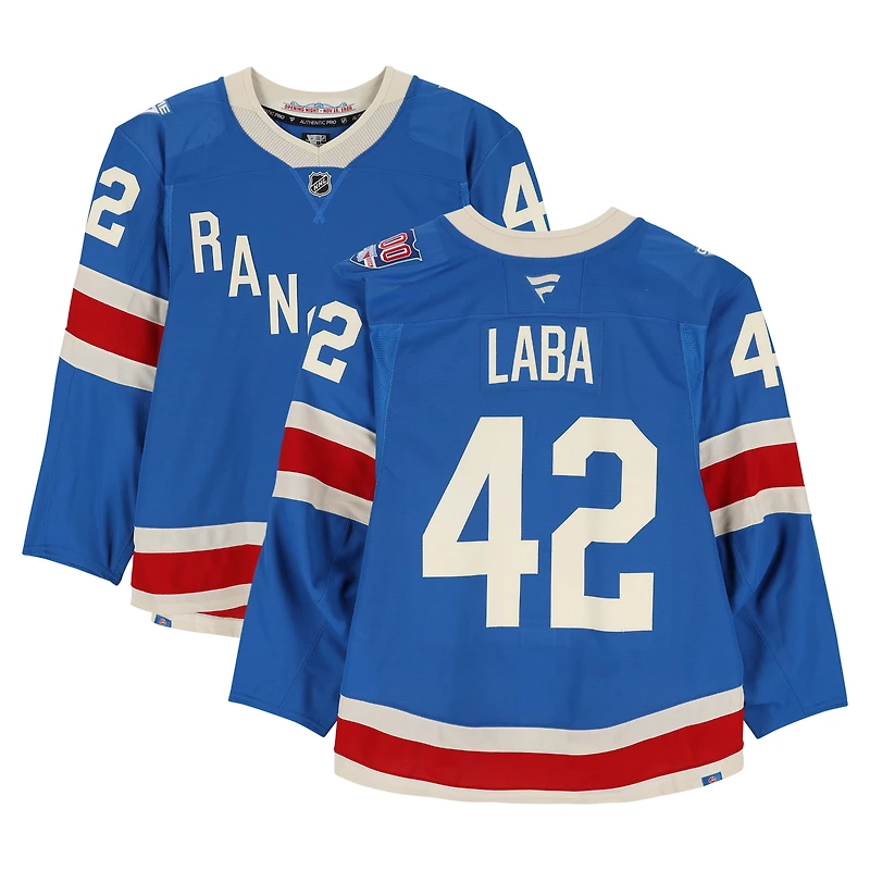 Maillot bleu du centenaire n° 42 porté par Noah Laba des Rangers de New York contre les Hurricanes de la Caroline le 5 février 2026