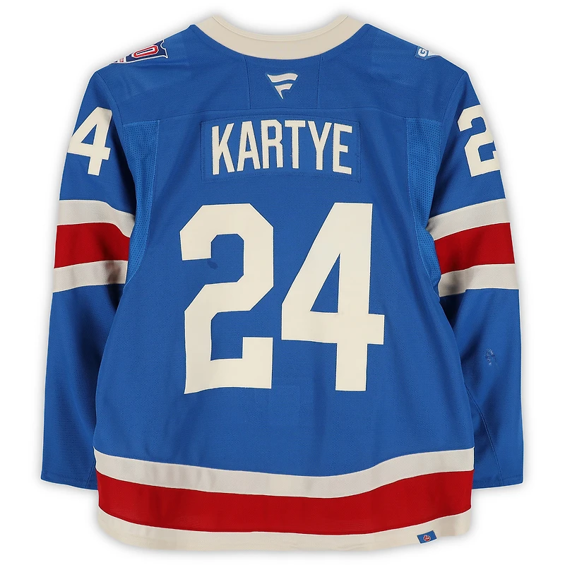 Maillot bleu du centenaire n° 24 des Rangers de New York porté par Tye Kartye lors du match contre les Maple Leafs de Toronto le 5 mars 2026