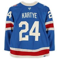Maillot bleu du centenaire n° 24 des Rangers de New York porté par Tye Kartye lors du match contre les Maple Leafs de Toronto le 5 mars 2026