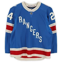 Maillot bleu du centenaire n° 24 des Rangers de New York porté par Tye Kartye lors du match contre les Maple Leafs de Toronto le 5 mars 2026