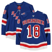 Maillot bleu n° 18 porté par Urho Vaakanainen des Rangers de New York lors de la saison 2025-2026 de la LNH (série 3).