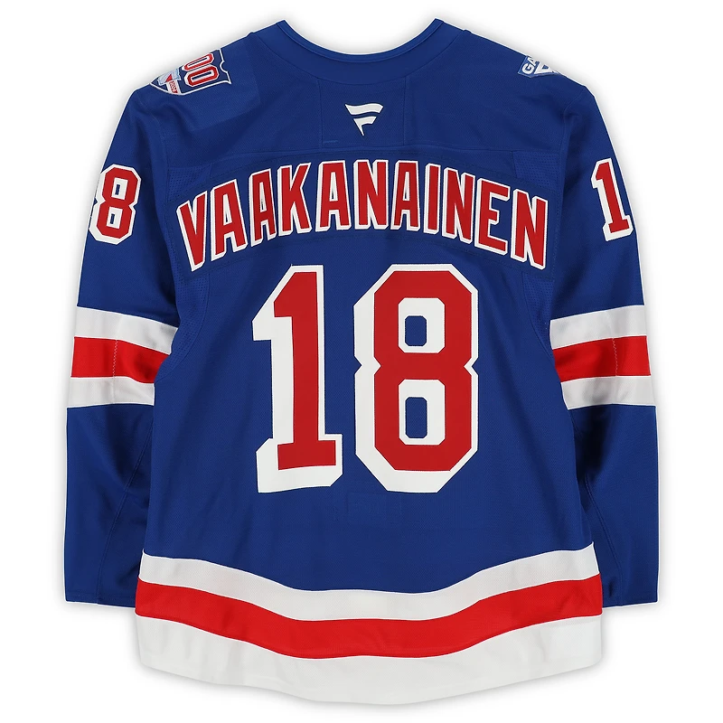 Maillot bleu n° 18 porté par Urho Vaakanainen des Rangers de New York lors de la saison 2025-2026 de la LNH (série 3).
