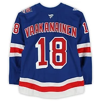 Maillot bleu n° 18 porté par Urho Vaakanainen des Rangers de New York lors de la saison 2025-2026 de la LNH (série 3).
