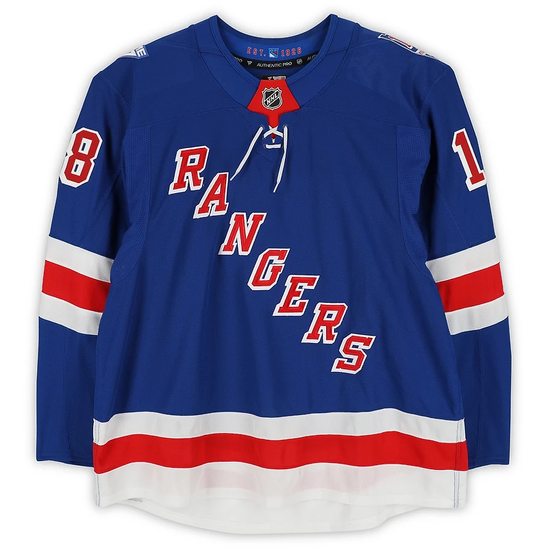 Maillot bleu n° 18 porté par Urho Vaakanainen des Rangers de New York lors de la saison 2025-2026 de la LNH (série 3).