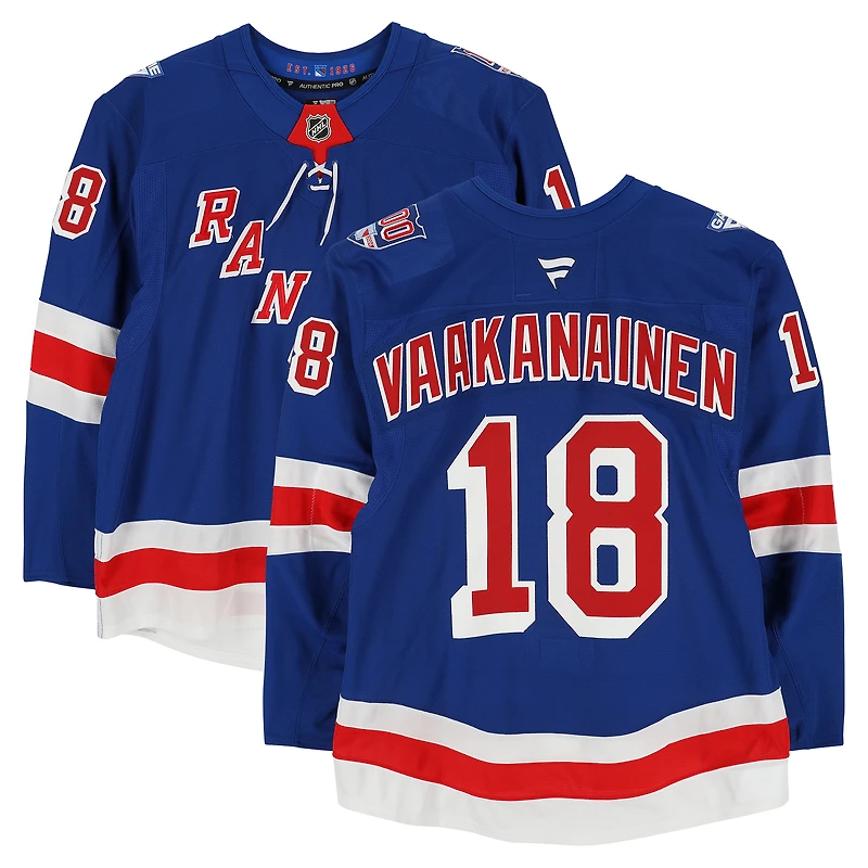 Maillot bleu n° 18 porté par Urho Vaakanainen des Rangers de New York lors de la saison 2025-2026 de la LNH (série 3).