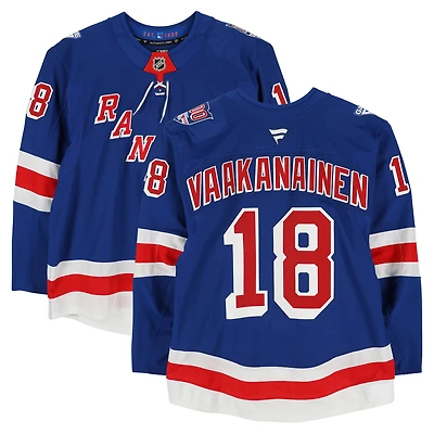 Maillot bleu n° 18 porté par Urho Vaakanainen des Rangers de New York lors de la saison 2025-2026 de la LNH (série 3).
