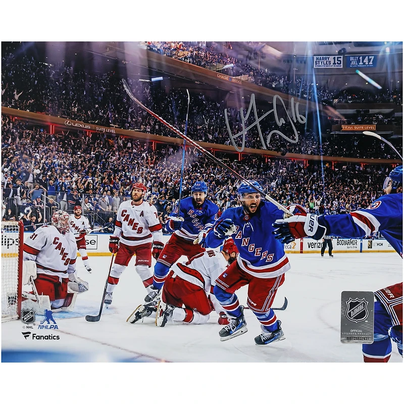 Photographie autographiée de 8" x 10" de Vincent Trocheck, Rangers de New York, deuxième tour des séries éliminatoires de la Coupe Stanley 2024, match 2 contre les Hurricanes de la Caroline, célébration du but en prolongation