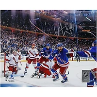 Photographie autographiée de 8" x 10" de Vincent Trocheck, Rangers de New York, deuxième tour des séries éliminatoires de la Coupe Stanley 2024, match 2 contre les Hurricanes de la Caroline, célébration du but en prolongation