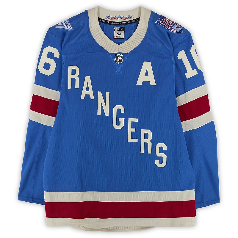 Maillot alternatif bleu n° 16 porté par Vincent Trocheck, des Rangers de New York, contre les Sabres de Buffalo le 8 avril 2026.