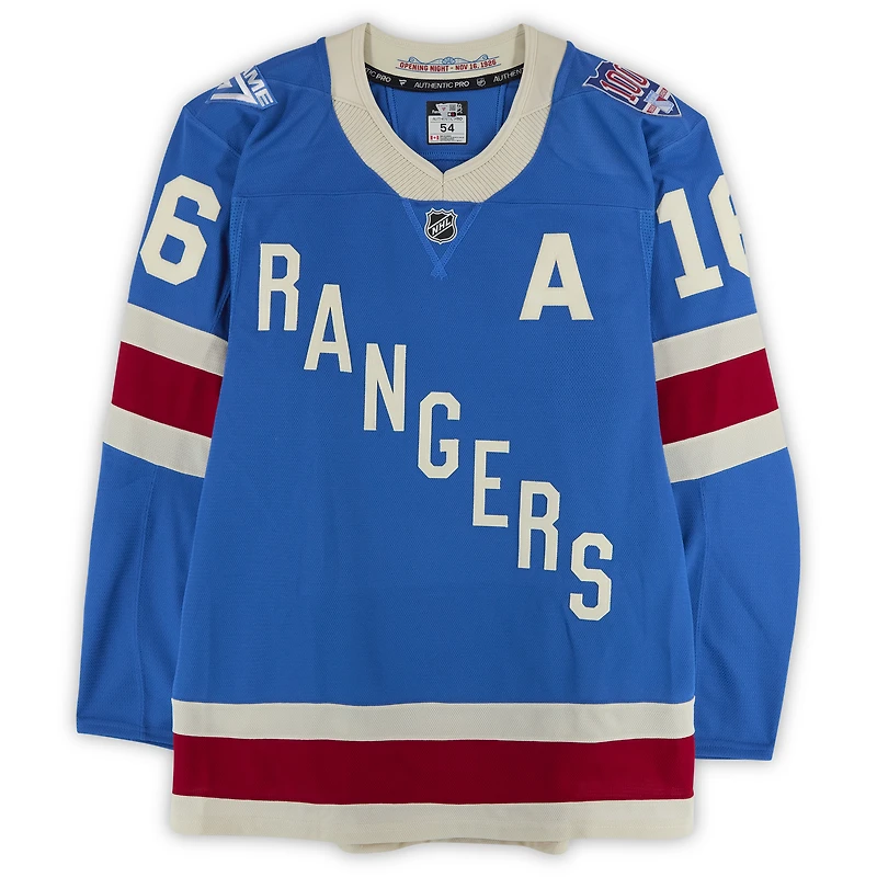Maillot bleu du centenaire n° 16 des Rangers de New York porté par Vincent Trocheck lors du match contre les Hurricanes de la Caroline le 5 février 2026