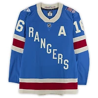 Maillot bleu du centenaire n° 16 des Rangers de New York porté par Vincent Trocheck lors du match contre les Hurricanes de la Caroline le 5 février 2026