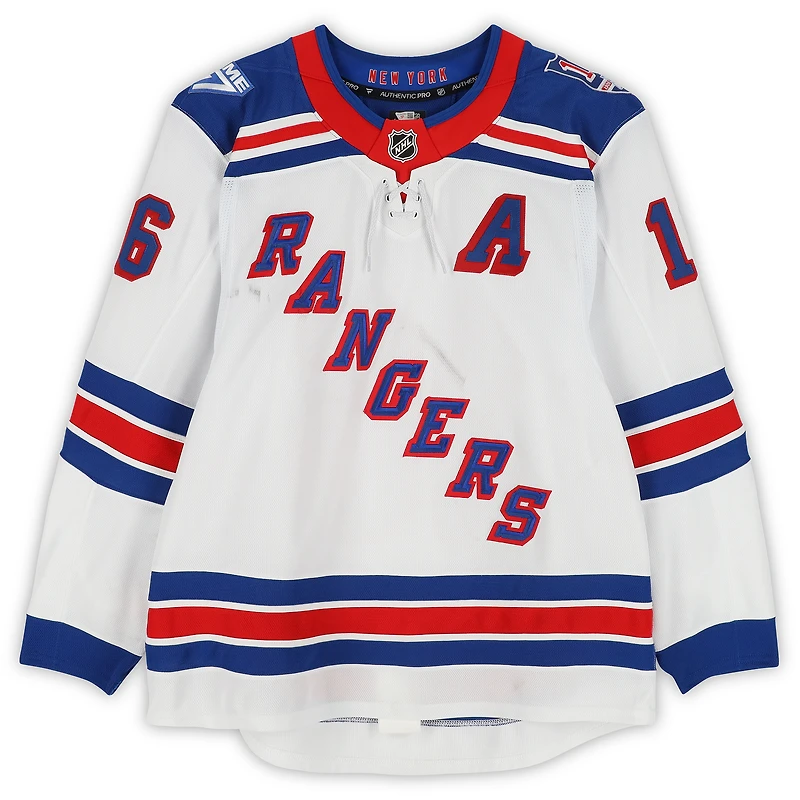 Maillot blanc n° 16 porté par Vincent Trocheck, des Rangers de New York, lors de la saison 2025-2026 de la LNH.