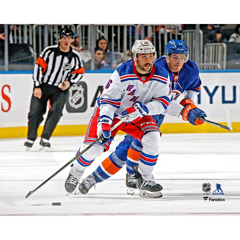Vincent Trocheck, joueur non signé des Rangers de New York, amène la rondelle sur glace