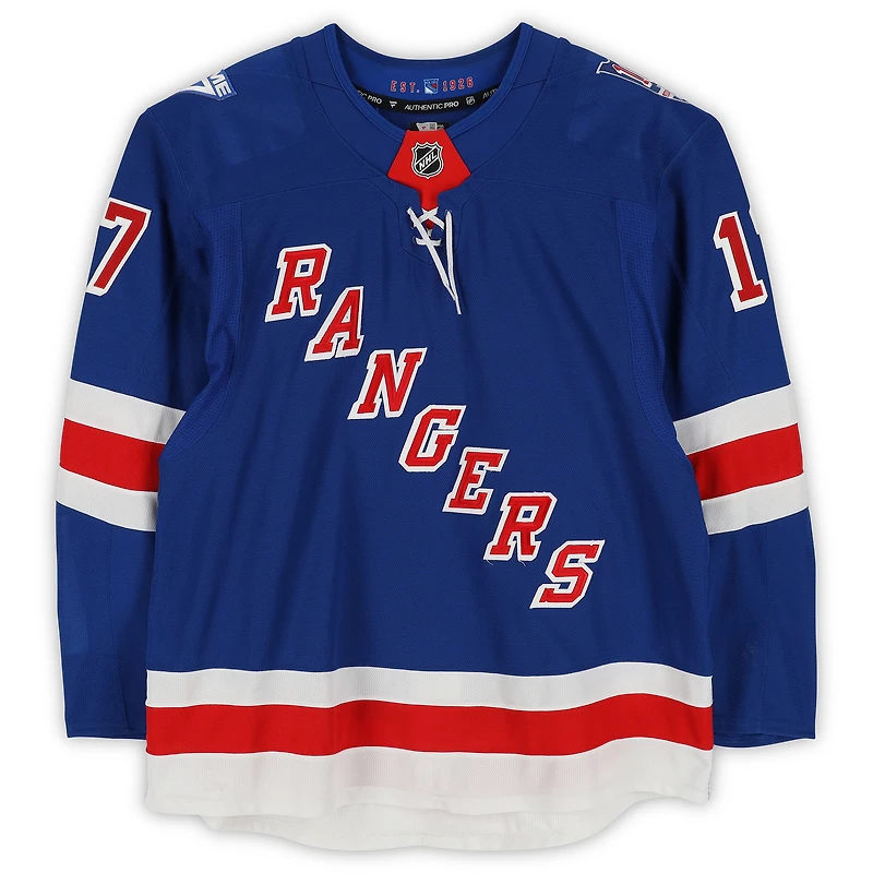 Maillot bleu n° 17 porté par Will Borgen des Rangers de New York lors de la saison 2025-2026 de la LNH.