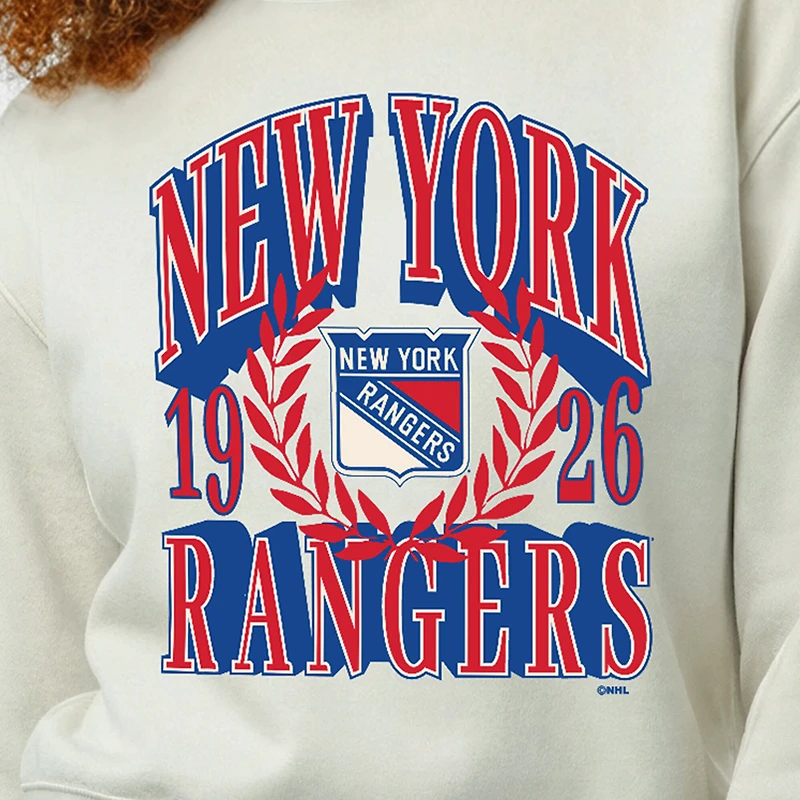 Sweat-shirt à col rond Champion crème pour femme, modèle New York Rangers Bold Laurels Reverse Weave Yarn.