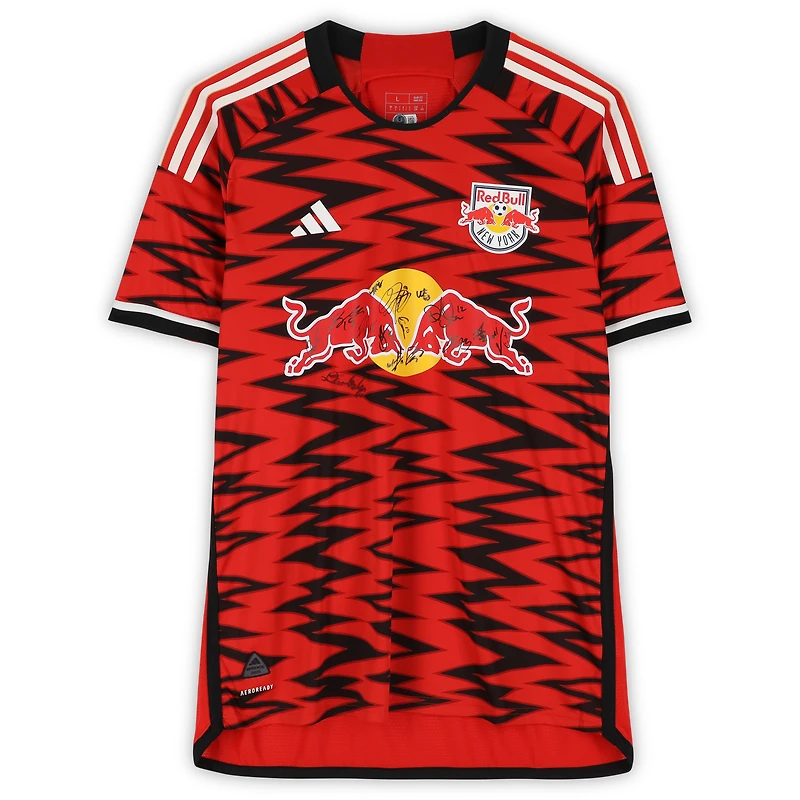 Maillot rouge adidas officiel des New York Red Bulls, saison 2024 de la MLS, avec au moins 10 signatures - Signature recto