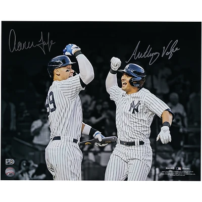 Photo dédicacée 40 x 50 cm d'Aaron Judge et Anthony Volpe, joueurs des Yankees de New York, célébrant le coup de circuit de Volpe.