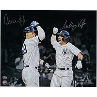 Photo dédicacée 40 x 50 cm d'Aaron Judge et Anthony Volpe, joueurs des Yankees de New York, célébrant le coup de circuit de Volpe.