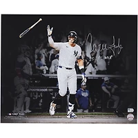 Photo dédicacée d'Aaron Judge, joueur des Yankees de New York, 40 x 50 cm, le montrant en train de frapper un home run, avec inscription « 25 MVP de la Ligue américaine ».