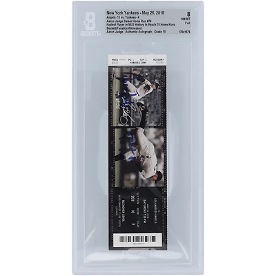 Billet autographié par Aaron Judge, des Yankees de New York, le joueur le plus rapide de l'histoire de la MLB à atteindre 70 coups de circuit. Authentifié par Beckett Fanatics Witnessed le 8/10 du 26 mai 2018 avec l'inscription « Le plus rapide à 70 HR ».