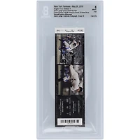 Billet autographié par Aaron Judge, des Yankees de New York, le joueur le plus rapide de l'histoire de la MLB à atteindre 70 coups de circuit. Authentifié par Beckett Fanatics Witnessed le 8/10 du 26 mai 2018 avec l'inscription « Le plus rapide à 70 HR ».