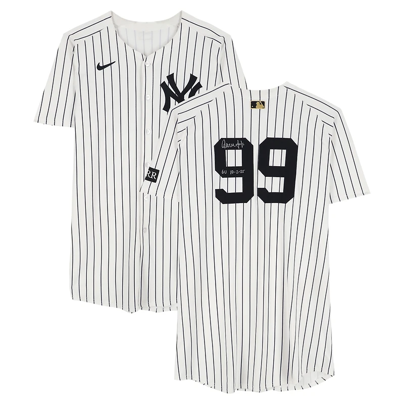 Maillot blanc à rayures Nike porté par Aaron Judge (New York Yankees) lors du match n° 99 contre les Red Sox de Boston le 2 octobre 2025, avec l'inscription « GU 10-2-25 » - Wild Card de la Ligue américaine