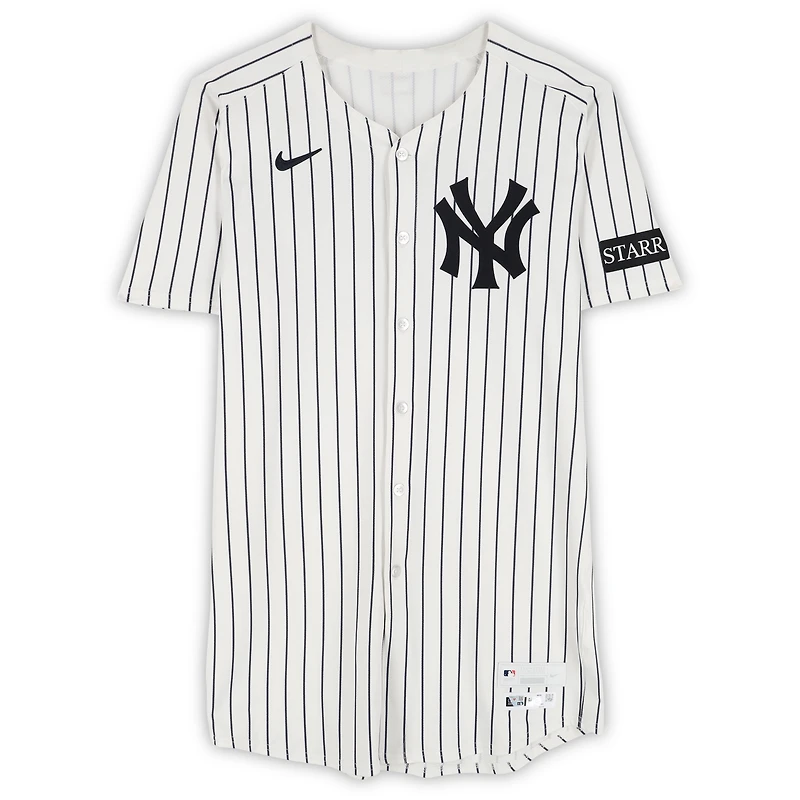 Maillot blanc à rayures Nike porté par Aaron Judge (New York Yankees) lors du match n° 99 contre les Red Sox de Boston le 2 octobre 2025, avec l'inscription « GU 10-2-25 » - Wild Card de la Ligue américaine