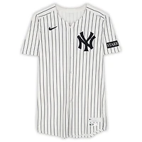 Maillot blanc à rayures Nike porté par Aaron Judge (New York Yankees) lors du match n° 99 contre les Red Sox de Boston le 2 octobre 2025, avec l'inscription « GU 10-2-25 » - Wild Card de la Ligue américaine