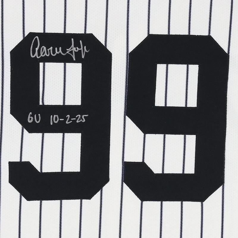 Maillot blanc à rayures Nike porté par Aaron Judge (New York Yankees) lors du match n° 99 contre les Red Sox de Boston le 2 octobre 2025, avec l'inscription « GU 10-2-25 » - Wild Card de la Ligue américaine
