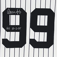 Maillot blanc à rayures Nike porté par Aaron Judge (New York Yankees) lors du match n° 99 contre les Red Sox de Boston le 2 octobre 2025, avec l'inscription « GU 10-2-25 » - Wild Card de la Ligue américaine