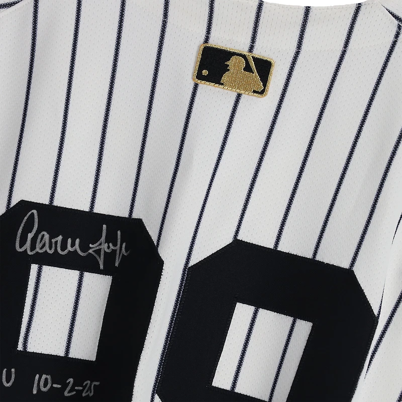 Maillot blanc à rayures Nike porté par Aaron Judge (New York Yankees) lors du match n° 99 contre les Red Sox de Boston le 2 octobre 2025, avec l'inscription « GU 10-2-25 » - Wild Card de la Ligue américaine