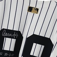 Maillot blanc à rayures Nike porté par Aaron Judge (New York Yankees) lors du match n° 99 contre les Red Sox de Boston le 2 octobre 2025, avec l'inscription « GU 10-2-25 » - Wild Card de la Ligue américaine