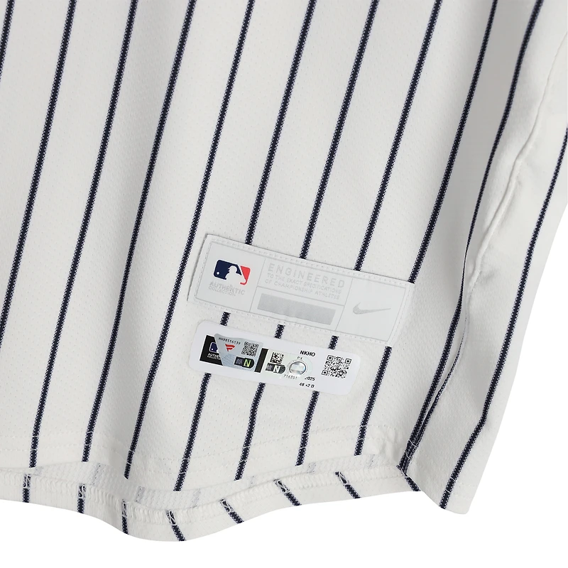 Maillot blanc à rayures Nike porté par Aaron Judge (New York Yankees) lors du match n° 99 contre les Red Sox de Boston le 2 octobre 2025, avec l'inscription « GU 10-2-25 » - Wild Card de la Ligue américaine