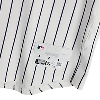 Maillot blanc à rayures Nike porté par Aaron Judge (New York Yankees) lors du match n° 99 contre les Red Sox de Boston le 2 octobre 2025, avec l'inscription « GU 10-2-25 » - Wild Card de la Ligue américaine