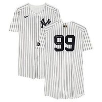 Maillot blanc à rayures Nike porté par Aaron Judge (New York Yankees) lors du match n° 99 contre les Red Sox de Boston le 2 octobre 2025, avec l'inscription « GU 10-2-25 » - Wild Card de la Ligue américaine