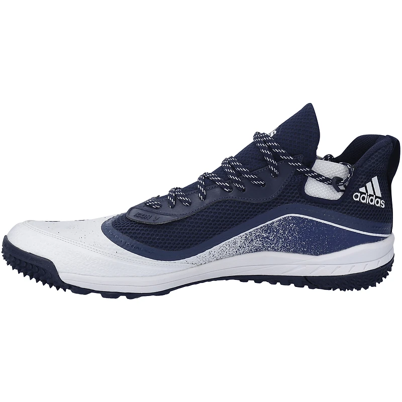 Chaussures adidas bleu marine et blanches portées par Aaron Judge, joueur des Yankees de New York, lors de la saison 2021 de la MLB.
