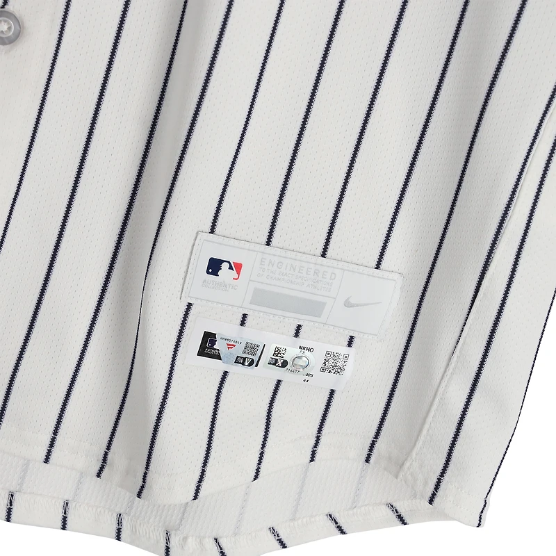 Maillot Nike blanc à fines rayures n° 14 porté par Amed Rosario des Yankees de New York contre les Blue Jays de Toronto le 8 octobre 2025 - Match 4 de la série de division de la Ligue américaine